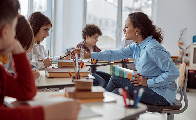 Femme enseignant à des élèves