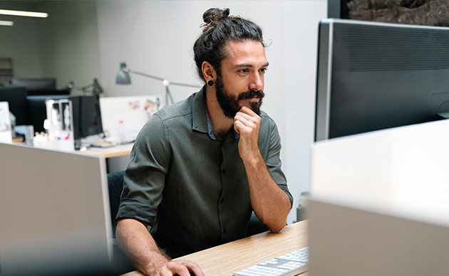 Homme devant un ordinateur